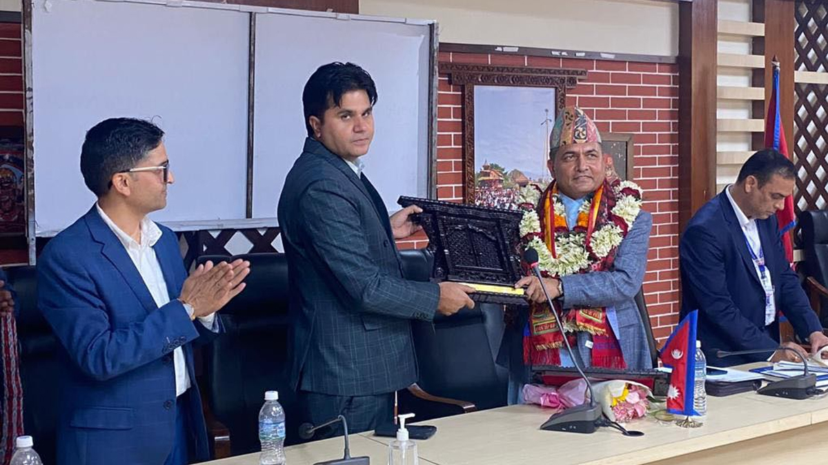 स्वास्थ्य व्यवसायी महासंघद्वारा श्रम सचिव अर्याल सम्मानित